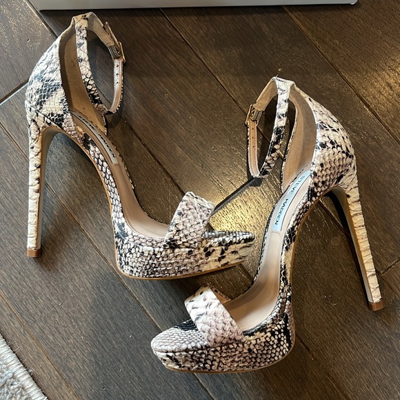 Size 5. Steven Madden Starlet Snake platform sandals - Picture 8 of 9